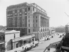 General Post Office i Perth, Australien, byggd 1923.

I bakgrunden järnvägsstationen.