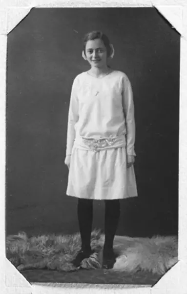 Rosa Krantz (gift Pettersson) som konfirmand, Stretered år 1