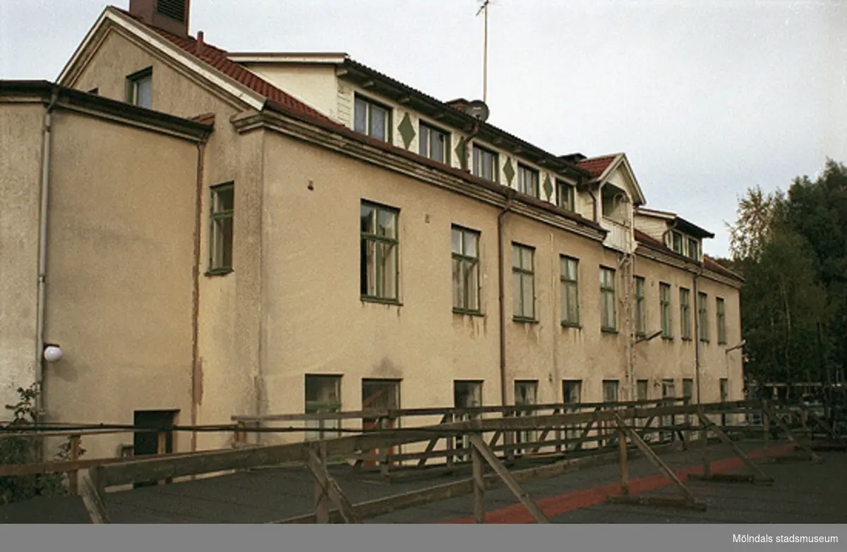 Bostadshus (byggnad 213) på Kvarnbygatan 4. Fastigheten och dess trapphus, fotograferad söderifrån mot baksidan, tillhör Papyrus och är fotad från dess område. Gamla torget ligger på andra sidan gatan (ej i bild). September-oktober 1998.