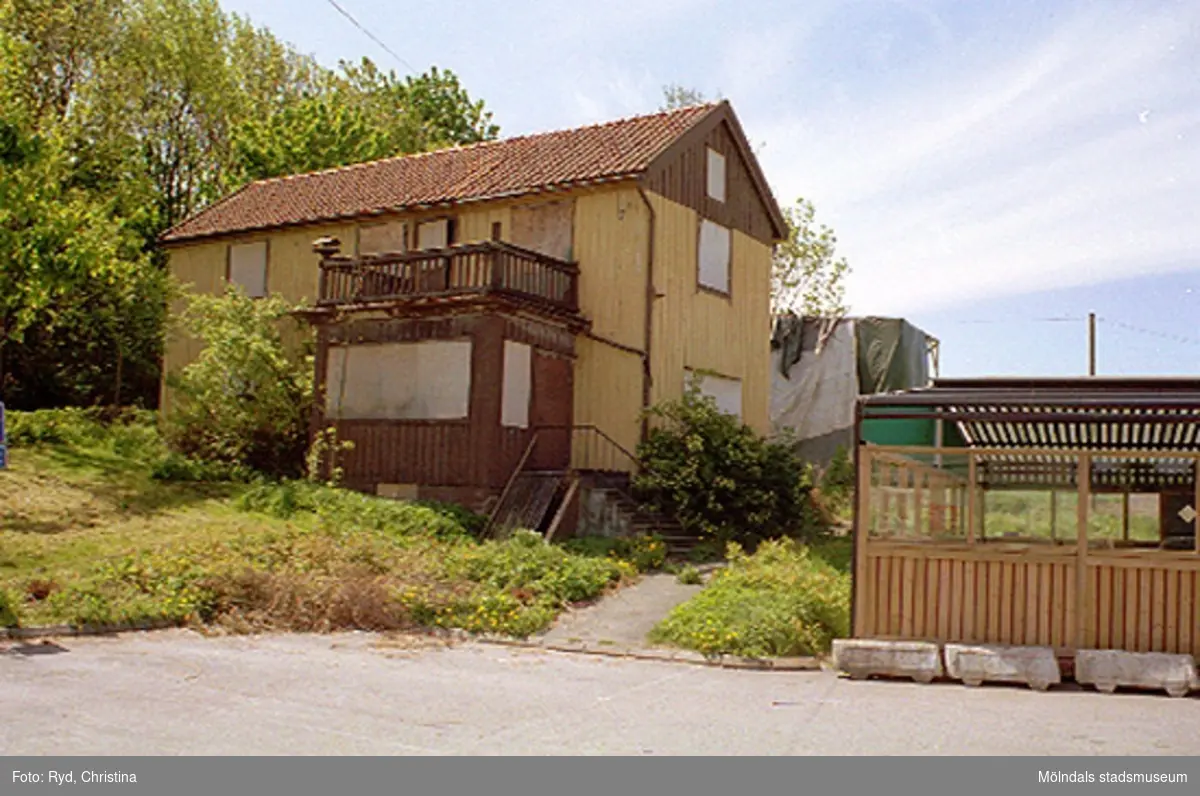 Det gamla bostadshuset Ranntorp 1:16 i Ranntorp, Lindome, maj 1994. Huset är nu rivet. 
Den nybyggda restaurangen Satellit ligger bredvid.