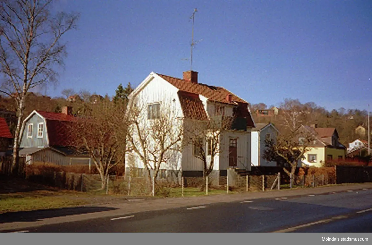 Ett bostadshus på Toltorpsgatan 32, Toltorp 1:263, i Toltorpsdalen, februari 1995. Relaterade motiv: 2004_1088 - 1090.