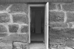Toaletter under hönshuset. Hembygdsgården/Börjesgården i Häl