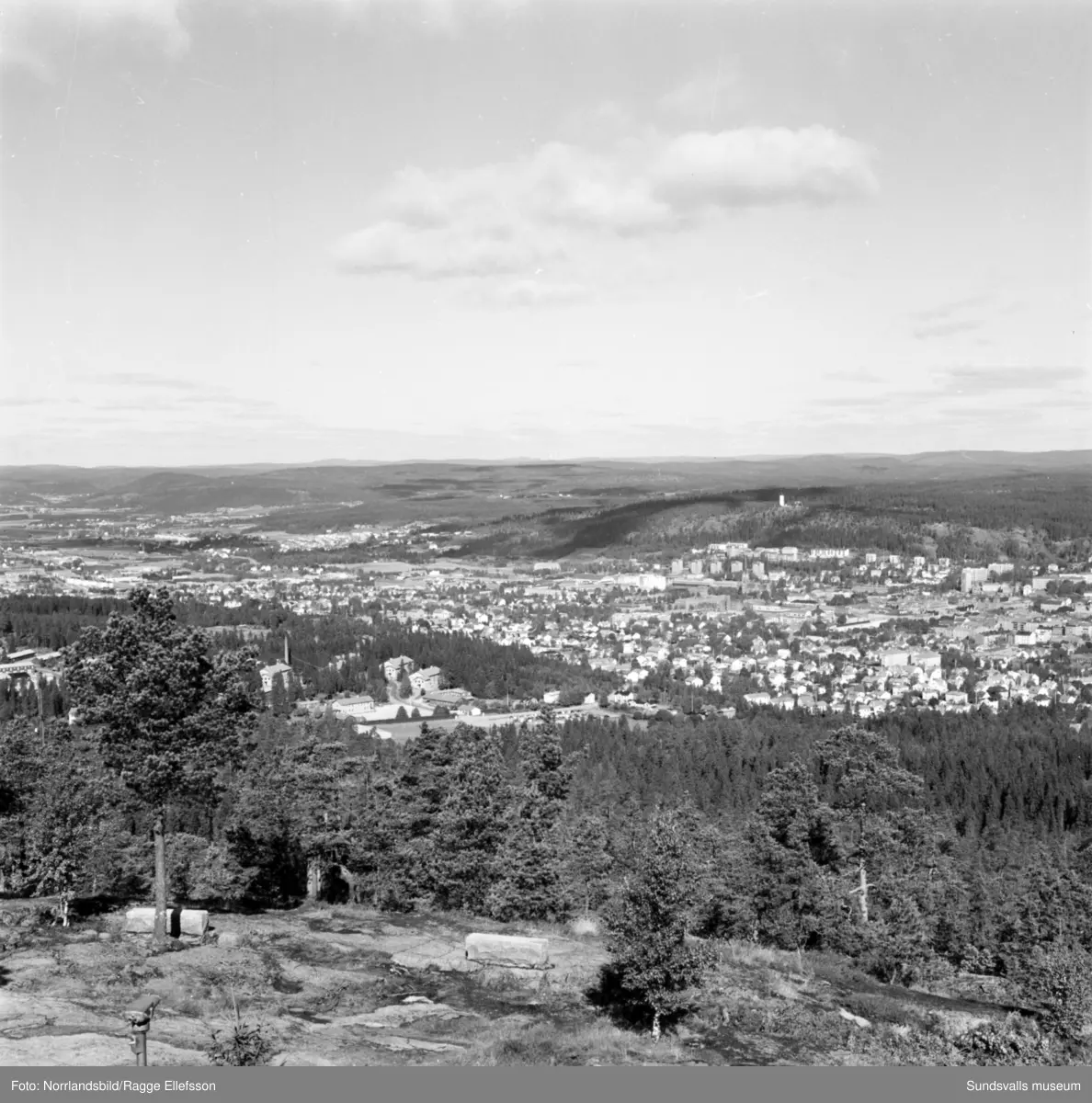 Vy över Sundsvall från Södra berget. LV5, Ortviken, hamnen.