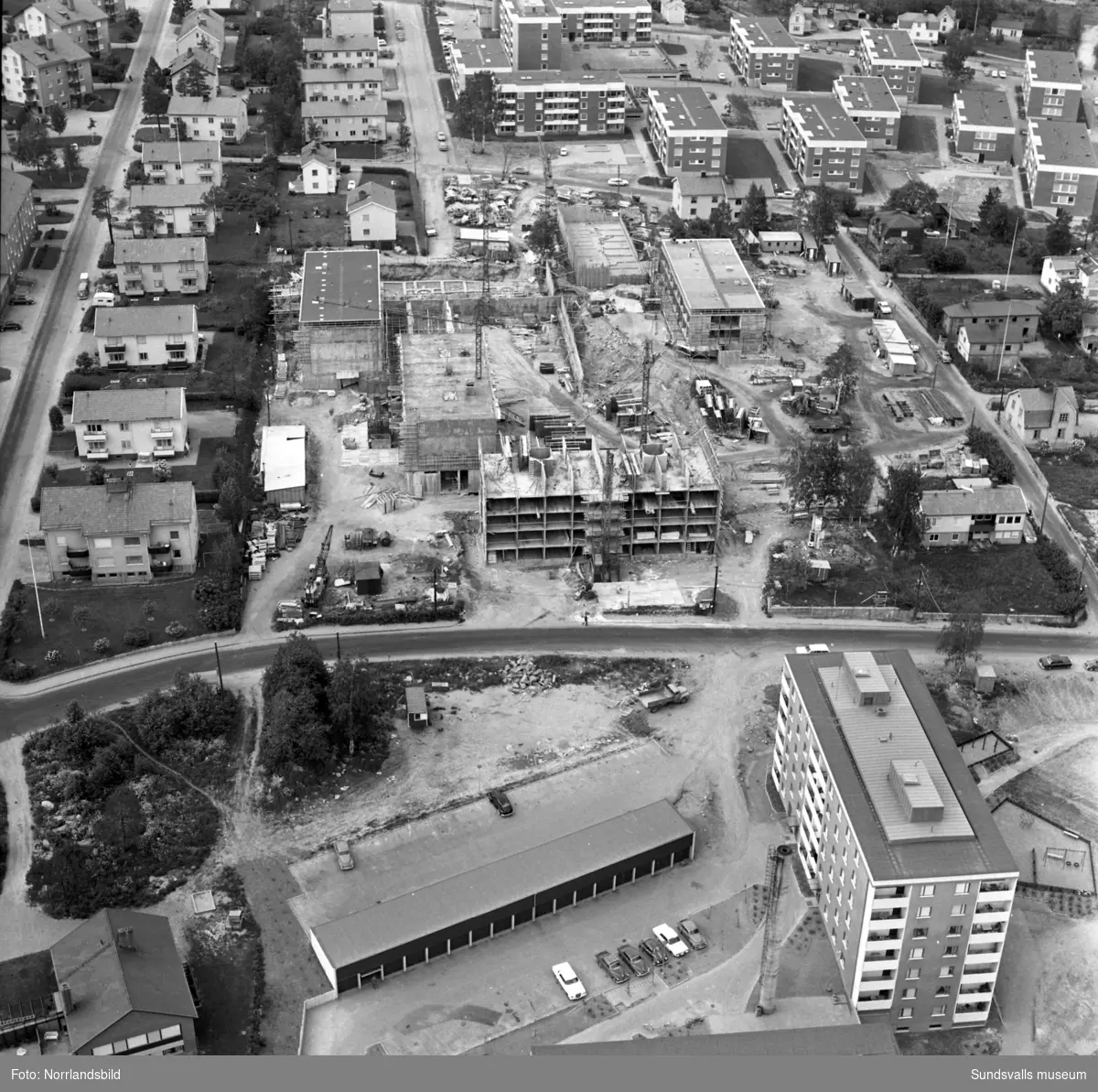 Flygbilder över Skönsberg, Haga, Norrmalm. Byggnation av hyreshusområde vid Riddargatan. Basgränd, Trafikgatan.