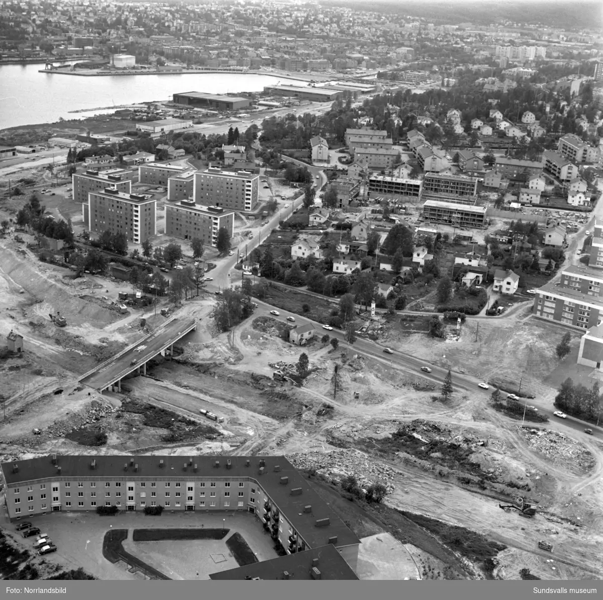 Flygbilder över Skönsberg, Haga, Norrmalm. Byggnation av hyreshusområde vid Riddargatan. Basgränd, Trafikgatan.