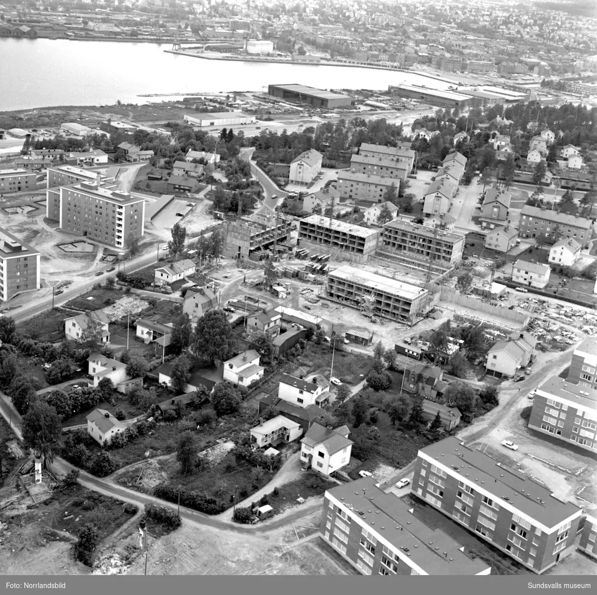 Flygbilder över Skönsberg, Haga, Norrmalm. Byggnation av hyreshusområde vid Riddargatan. Basgränd, Trafikgatan.