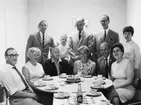 Gruppfoto i Postens Sporthall, Dalagatan 61, Stockholm. Runt
kaffebordet fr v sittande: Karl Gustav Karlsson, Aina Strand, Erik
Rydén, Ulla Montant, Ingvar Lundberg och Sonja Lundberg. Stående fr
v: Yngve Warreby med sonen Peder, Olov Stavre, Albert Jussila och
Inga-Lill Warreby.