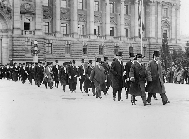 Kongressens uppmarsch från Riksdagshuset till Rikssalen, för
kongressens högtidliga öppnande av Konungen den 4 juli 1924.