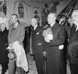 Fr.v. fil.dr. Anders Österling, H.K.H prins Wilhelm, chefredaktör
Ivar Andersson, generaldirektör Anders Örne ser på utställningen.