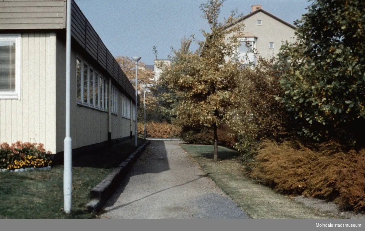 En paviljong i Stadshusparken i Mölndal, 1970-tal. I bakgrunden skymtar en byggnad på Knarrhögsgatan.