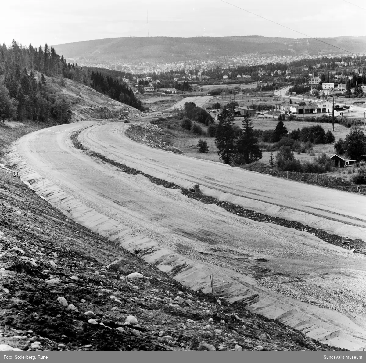 Vy över Skravlingsbacken där motorvägsbygget startats upp.