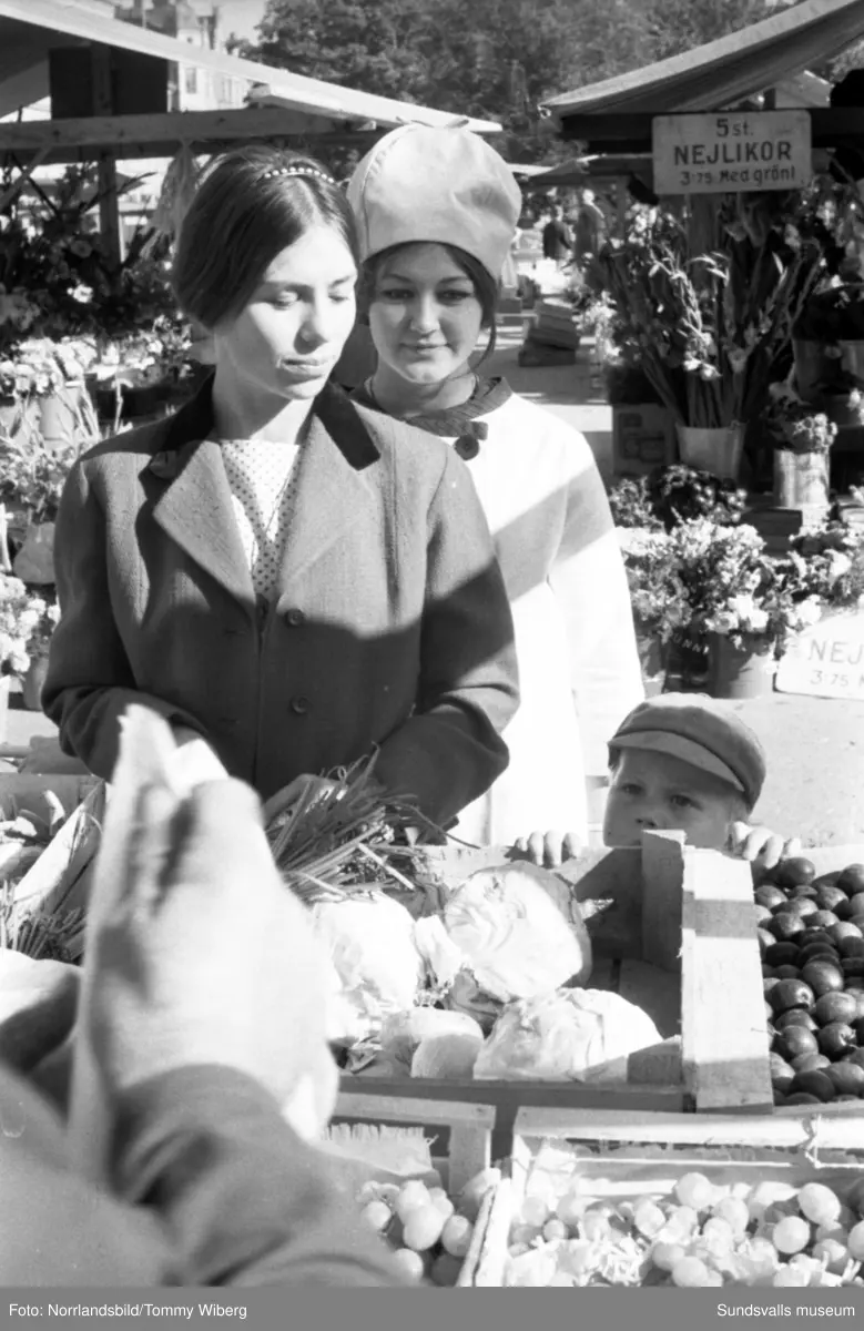 Torgkommersen är i full gång och mängder av frukt, bär, grönsaker och blommor finns till försäljning. Bilderna tagna till ett reportage i Dagbladet.
