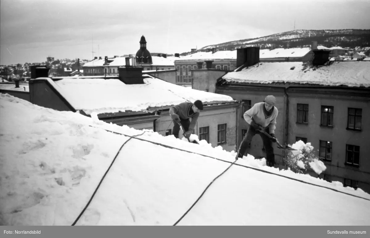 Bilder från ett reportage om takskottningen i Sundsvall.