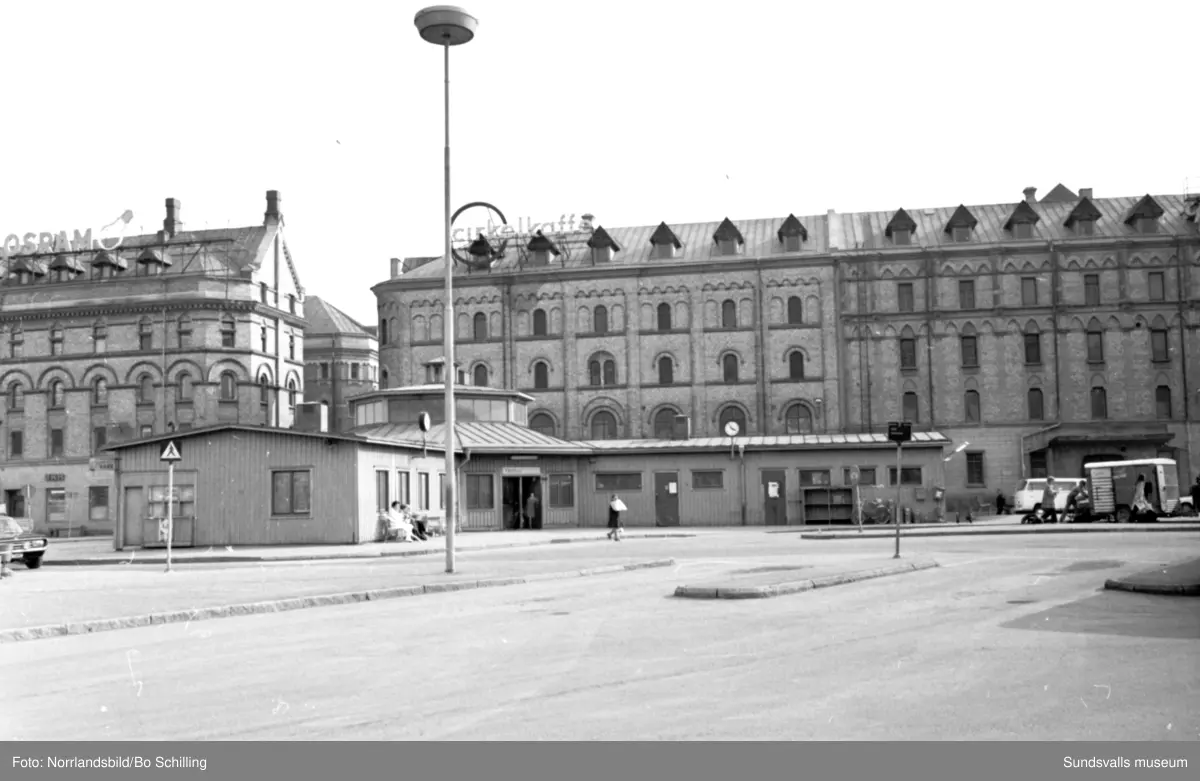 Gamla busstationen både exteriörer och interiörer med väntande resenärer i vänthallen, kiosk, personal i biljettkassan och bussgodsterminalen. Även ett polisingripande utanför finns dokumenterat. Bilderna hör till ett reportage i fackföreningstidningen Transportarbetaren.