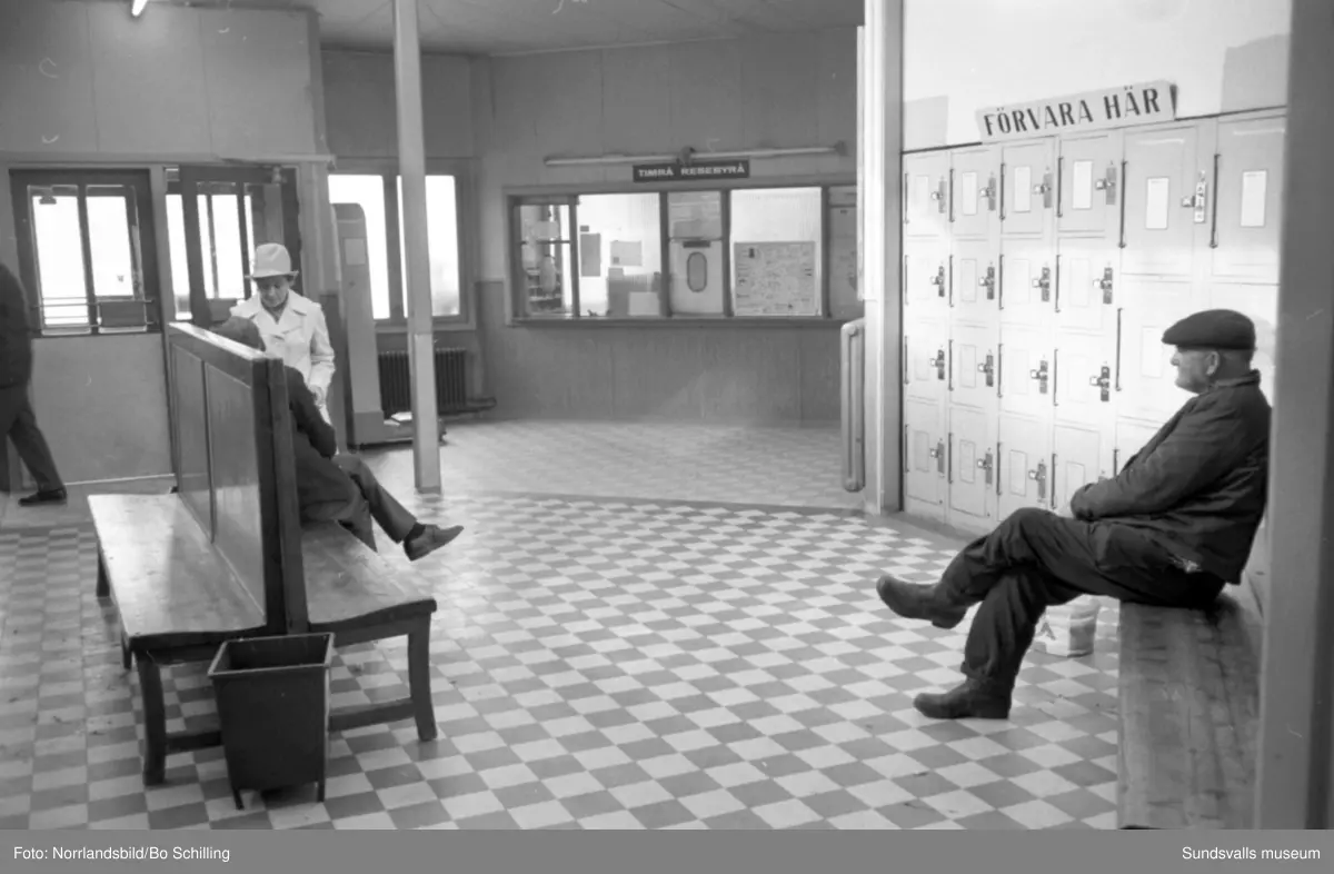 Gamla busstationen både exteriörer och interiörer med väntande resenärer i vänthallen, kiosk, personal i biljettkassan och bussgodsterminalen. Även ett polisingripande utanför finns dokumenterat. Bilderna hör till ett reportage i fackföreningstidningen Transportarbetaren.