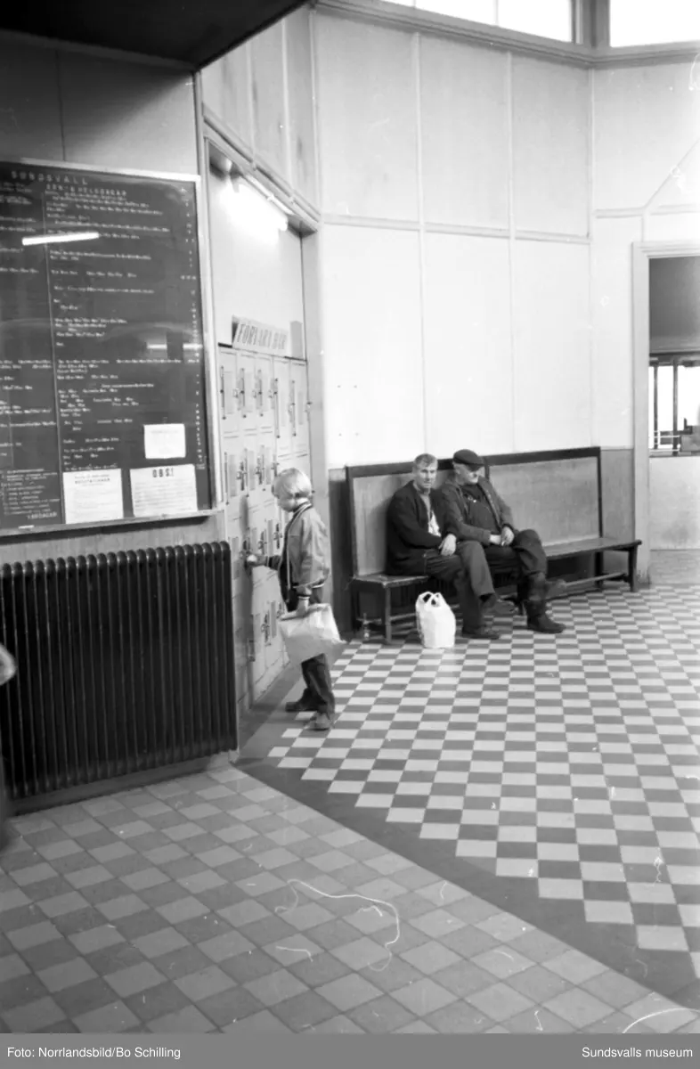 Gamla busstationen både exteriörer och interiörer med väntande resenärer i vänthallen, kiosk, personal i biljettkassan och bussgodsterminalen. Även ett polisingripande utanför finns dokumenterat. Bilderna hör till ett reportage i fackföreningstidningen Transportarbetaren.