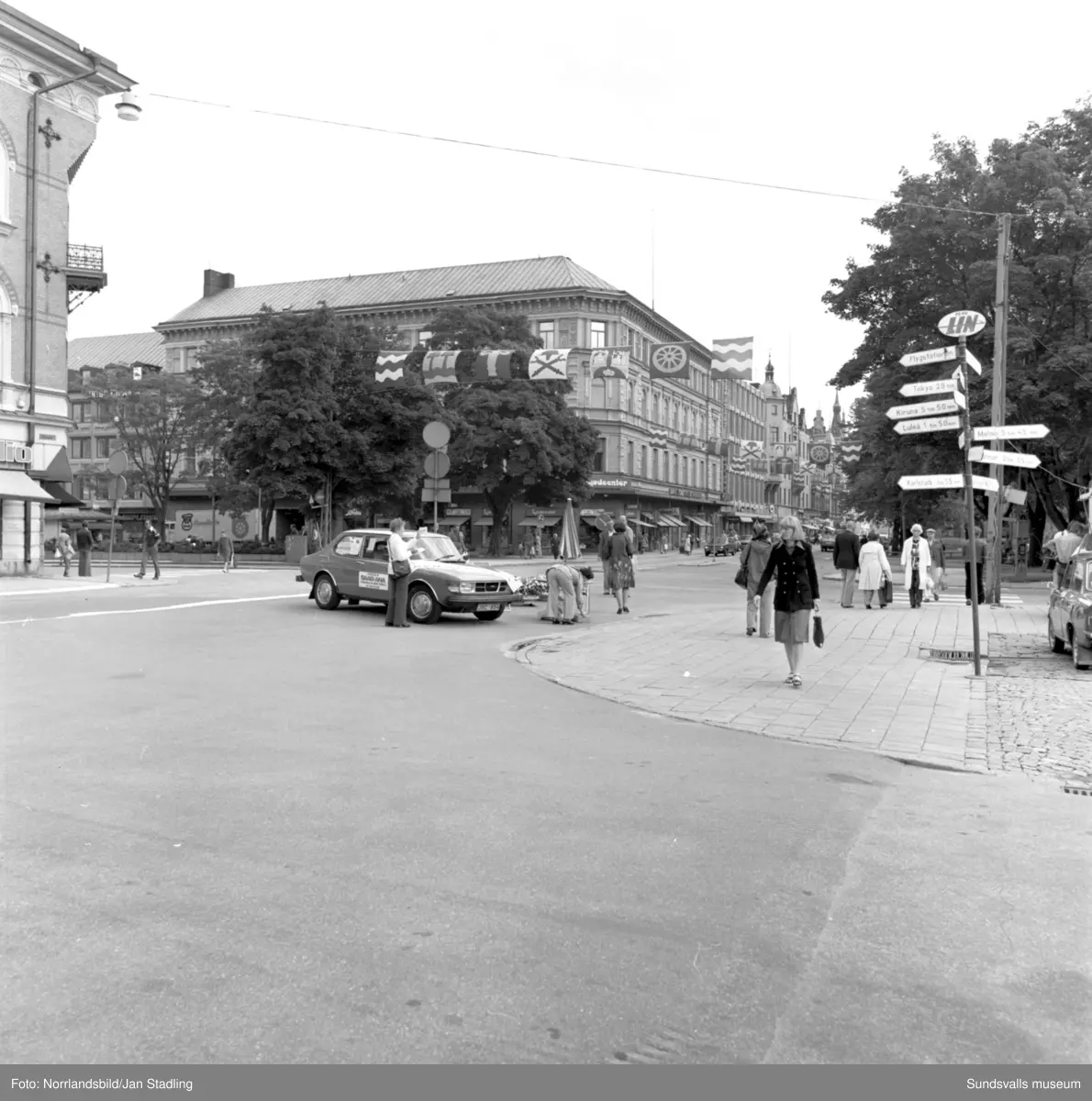 Storgatan och torget där torghandelns pågår för fullt. Gunnars blommor.