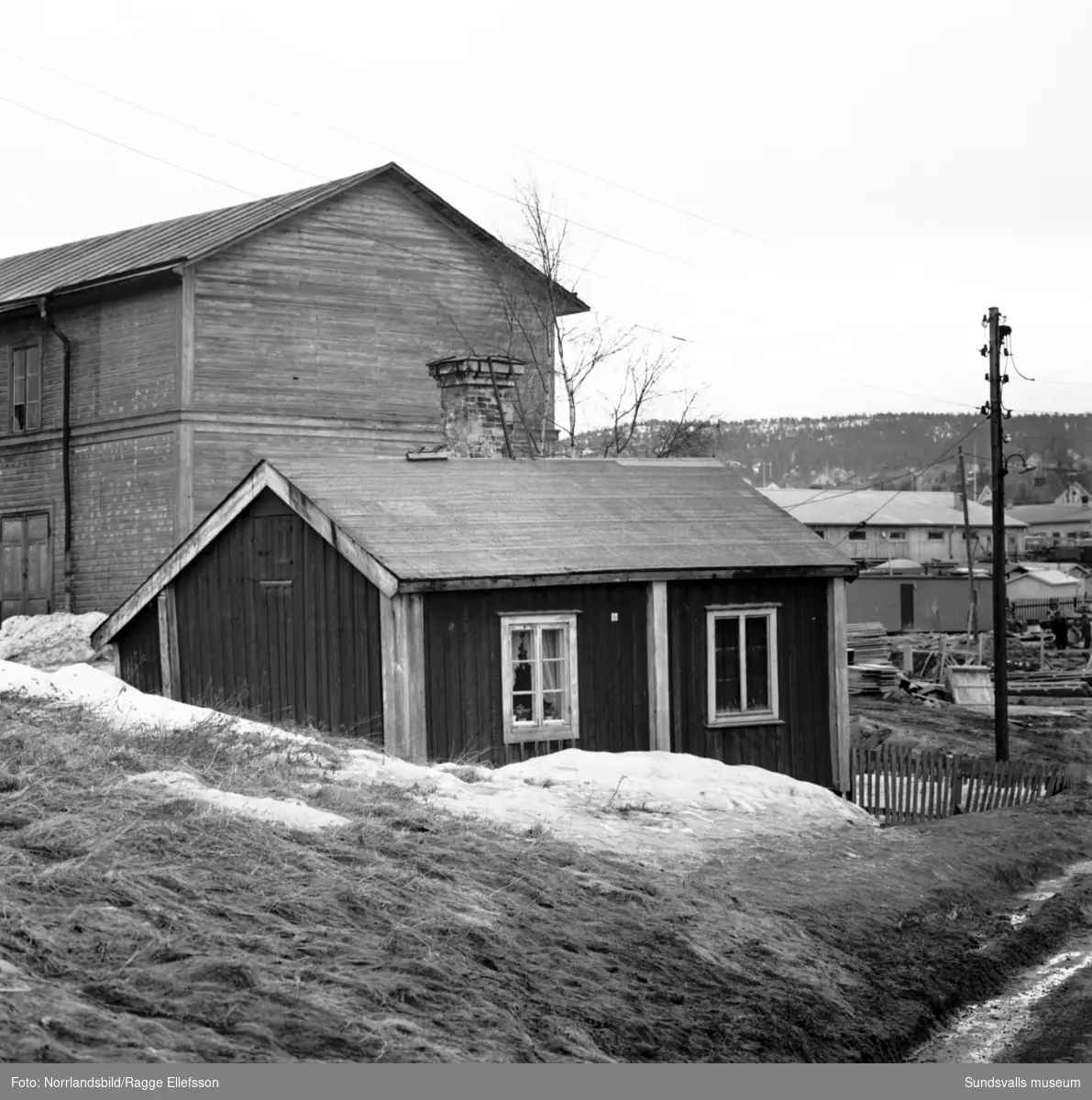 Gamla hus vid Grönborgsgatan-Sidsjövägen.