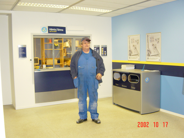 Postens nya servicenät, postcenter och Svensk kassaservice i Nora, 2002. Kunden är rörmontör Allan Öberg.