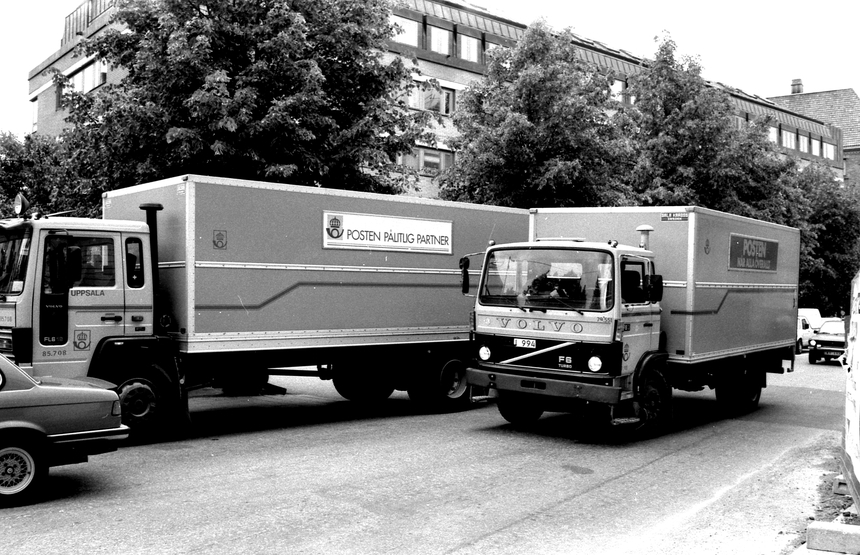 Postlastbilar av märket Volvo. En av bilarna har slogan:"Posten,
pålitlig partner".