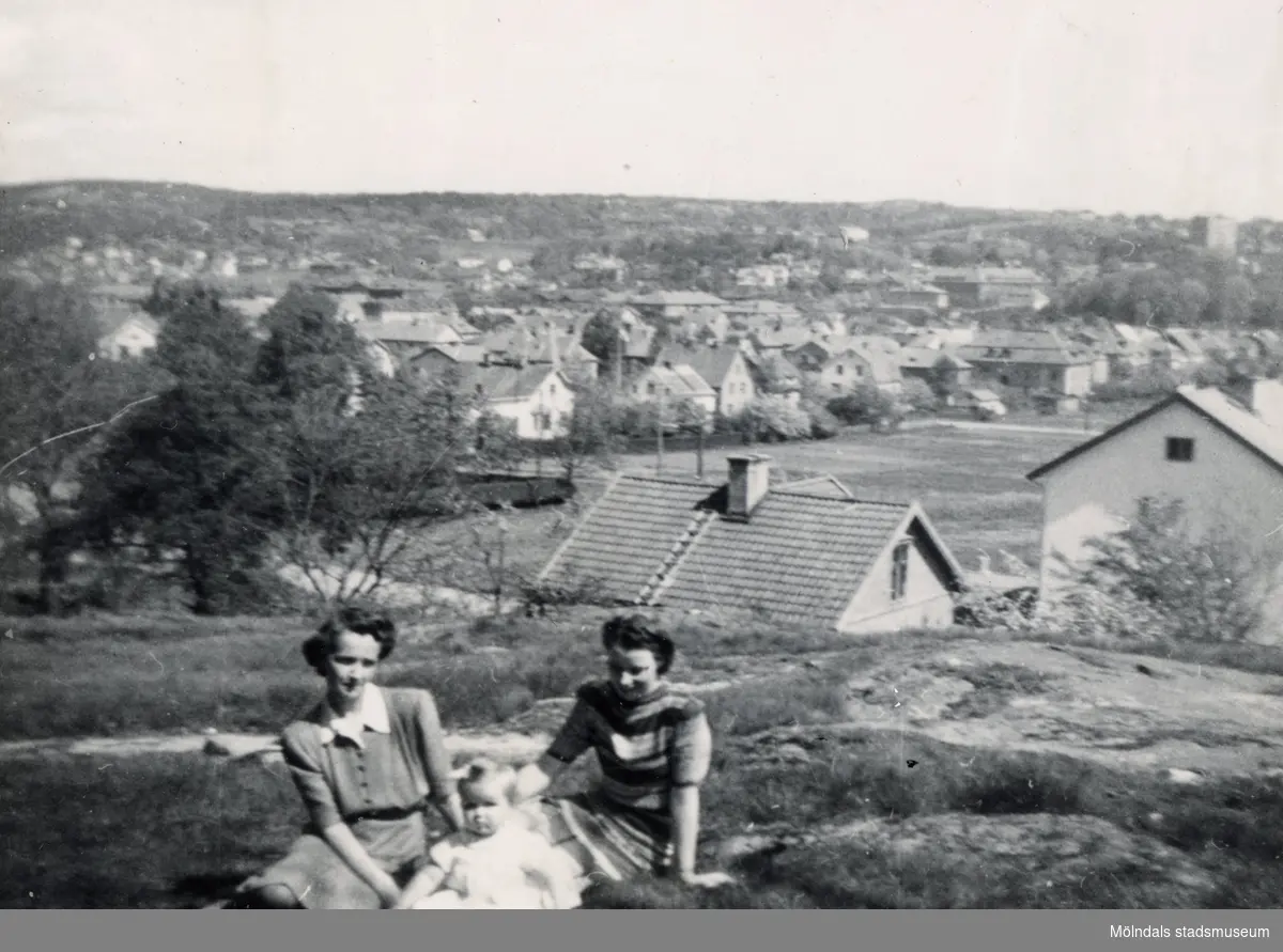 Åbykullen i Mölndal, år 1945.

Foto ur album som tillhört Maj Carlsson (givarens moster) f. 1920 d. 2008. Maj bodde i Mölndal på Pomonagatan och Broslättsgatan 4, aktiv i Missionsförsamlingen (först Trädgårdsgatan, sedan Bifrost).