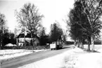 Postdiligens på linjen Råda - Långflon i Värmland. Vid Råda kyrka, foto 1930-talet.