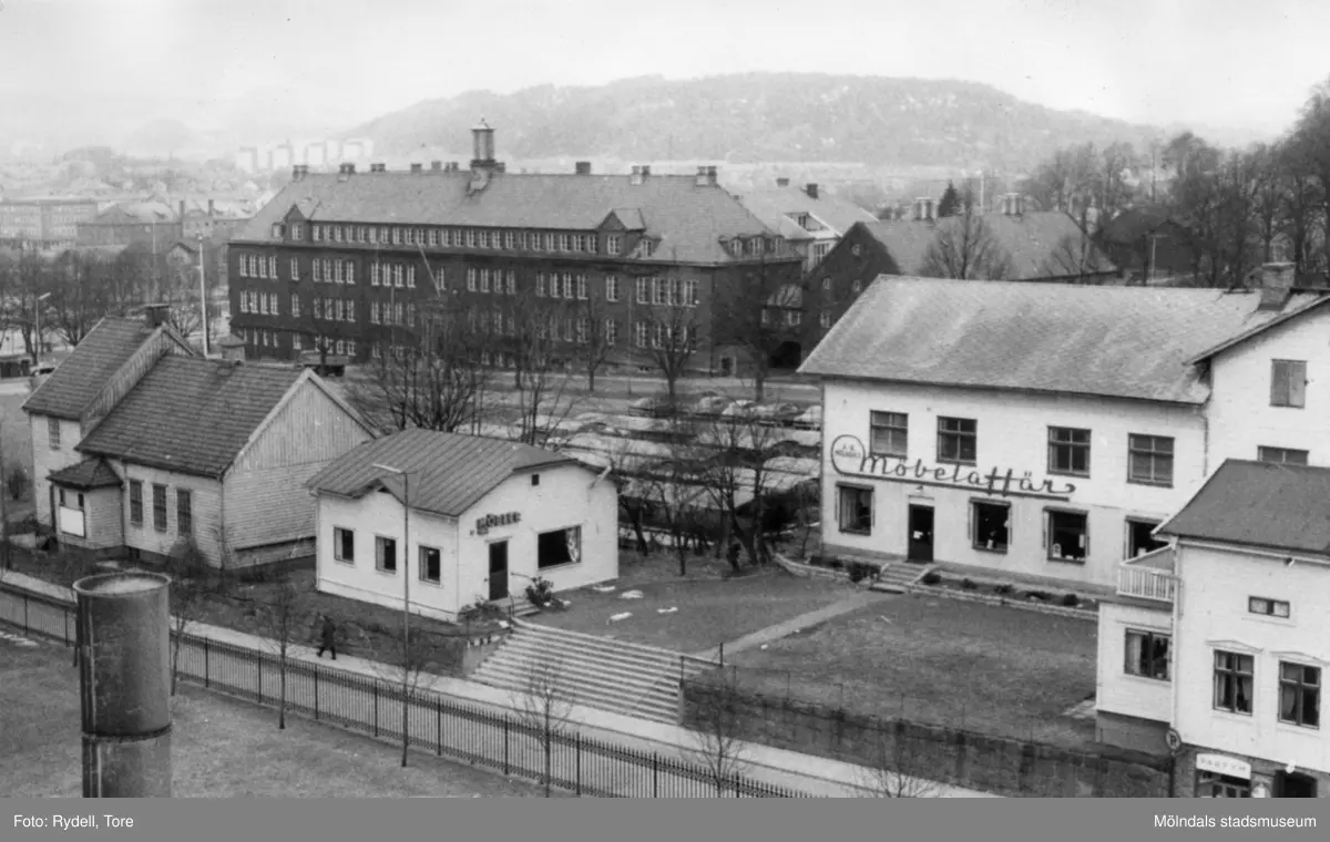 Vy från pappersbruket Papyrus fabriksområde i Forsåker mot Kvarnbygatan och Trädgårdsgatan i Mölndal på 1960-talet. Till vänster ses Frälsningsarméns hus med adress Kvarnbygatan 19 (idag: Kvarnbygatan 6). Möbelaffären har adress Trädgårdsgatan 3. I Bakgrunden ses Kvarnbyskolan.