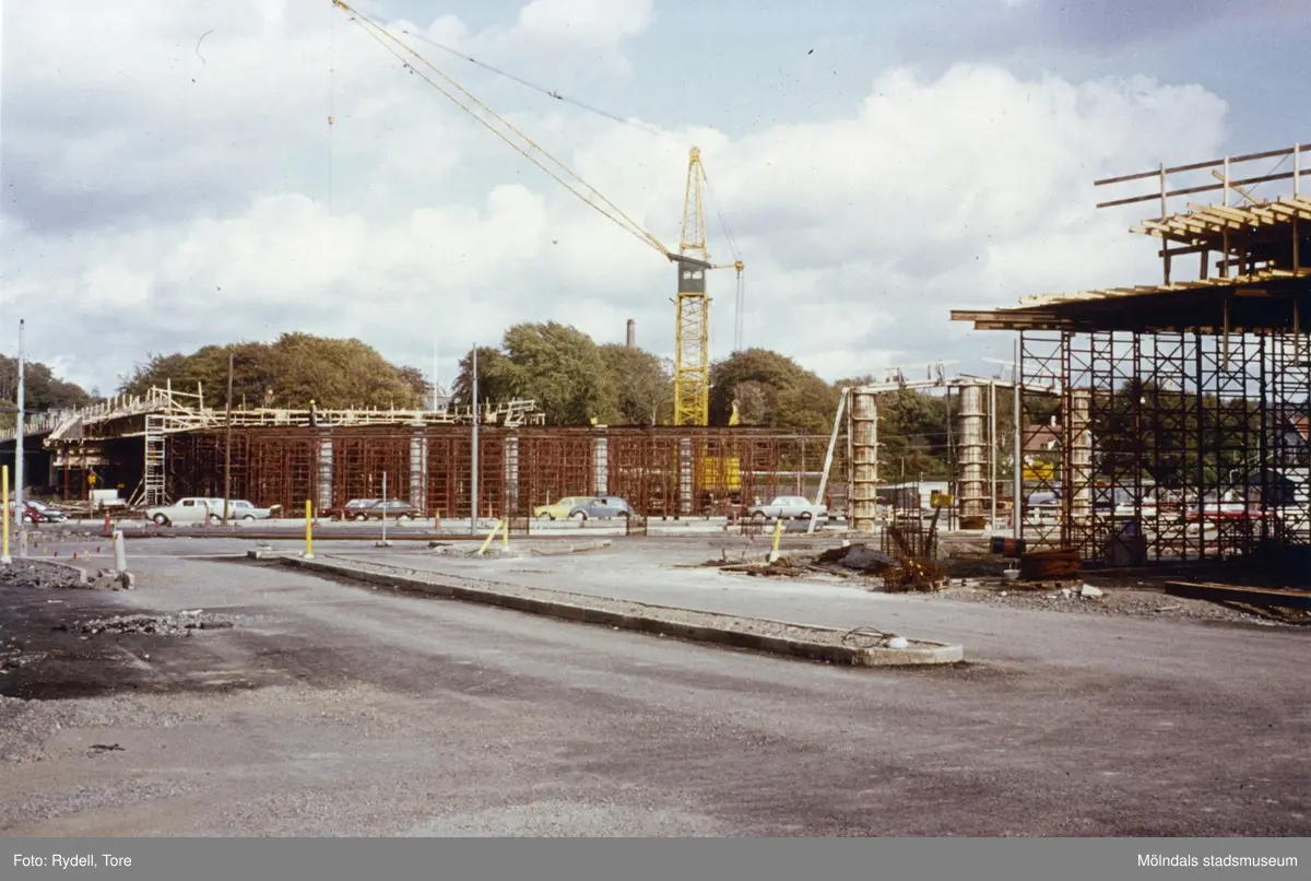 Byggnation av nya Mölndals Bro i Mölndals centrum, år 1975.
