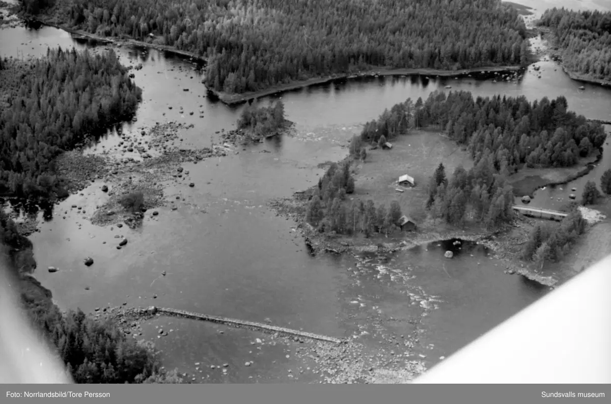 Flygfoton över Ljungans dalgång vid lågvatten. Stöde, Viskan, Torpshammar, Fränsta, Ljungaverk.