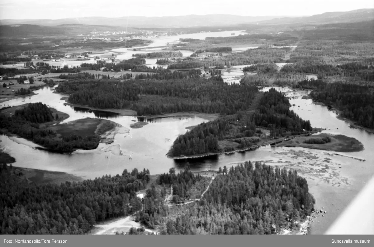 Flygfoton över Ljungans dalgång vid lågvatten. Stöde, Viskan, Torpshammar, Fränsta, Ljungaverk.