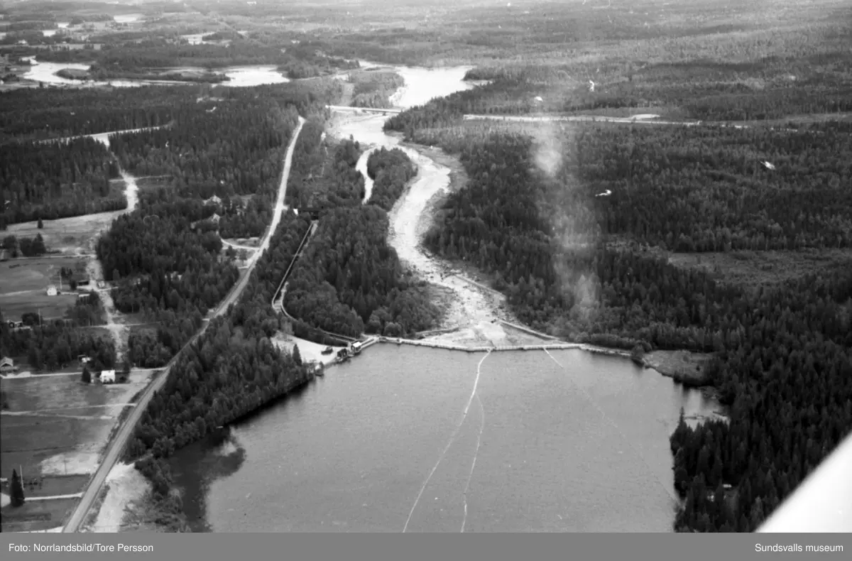 Flygfoton över Ljungans dalgång vid lågvatten. Stöde, Viskan, Torpshammar, Fränsta, Ljungaverk.