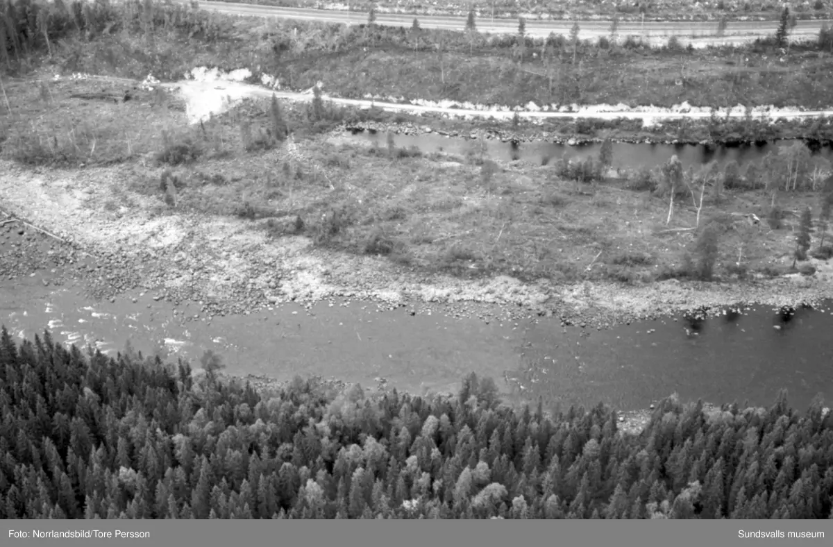 Flygfoton över Ljungans dalgång vid lågvatten. Stöde, Viskan, Torpshammar, Fränsta, Ljungaverk.