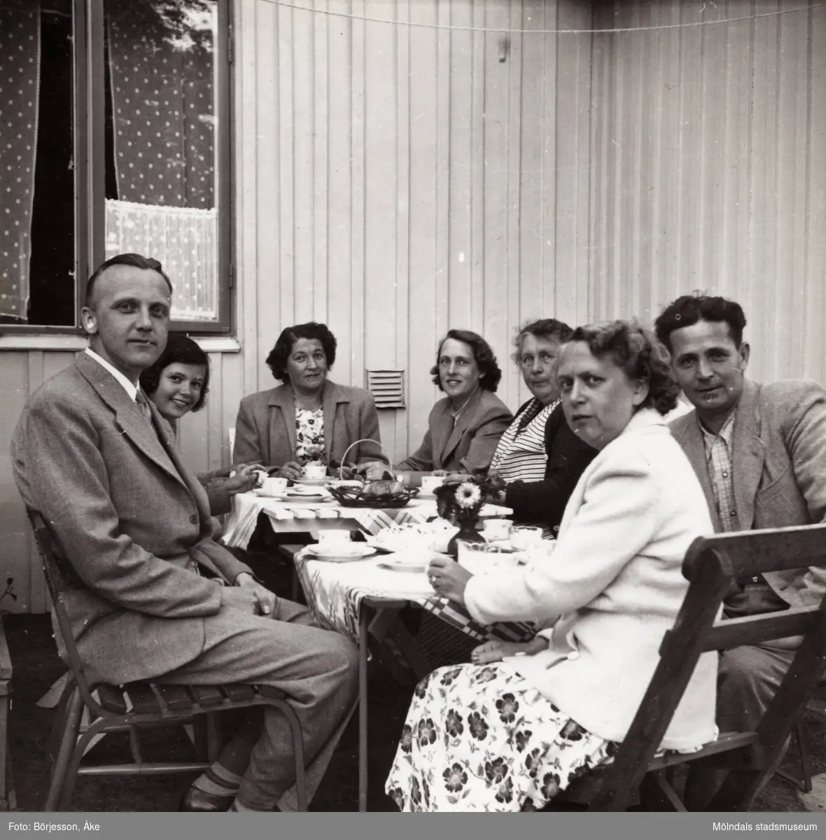 Solhemsgatan 10, utanför köksfönstret 1954. Inga-Lill Börjesson tillsammans med släktingar: svåger Göte Cedstrand, systerdotter Rita Fernlund, syster Linnéa Fernlund, syster Maj-Britt Cedstrand, mamma Emma Dahlberg och svåger Sven Fernlund.