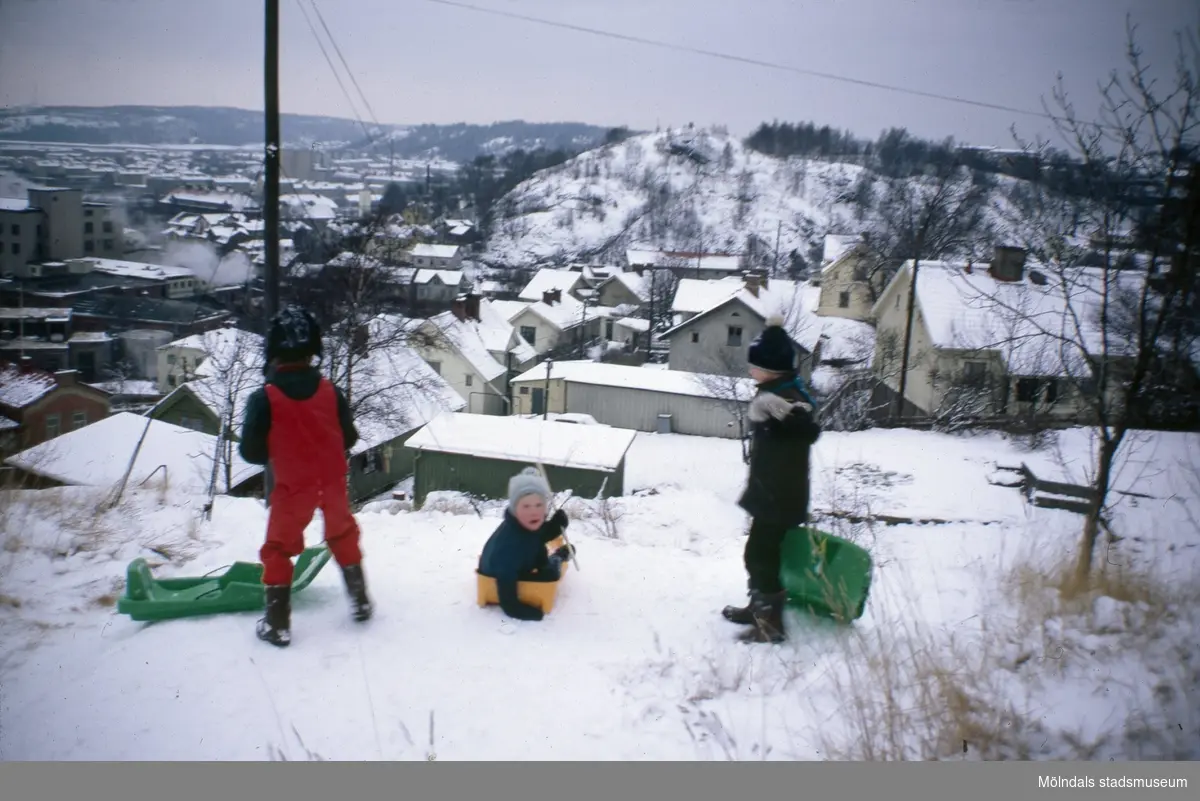 Barn som åker pulka. Utsikt över Roten L i Mölndals Kvarnby, 1970-tal.