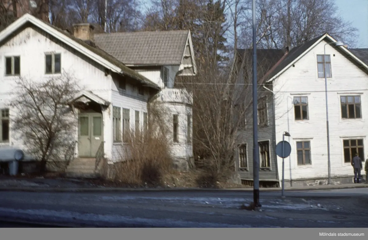 Hus längst upp på Frölundagatan i Mölndal, 1970-tal. Notera att Fässbergs kyrka skymtar i bildens övre vänstra hörn.