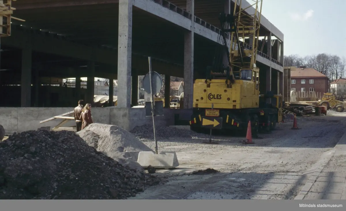 Centrumhuset under byggnation vid Frölundagatan i Mölndal på 1970-talet. I bakgrunden ses även bebyggelse vid Storgatan.