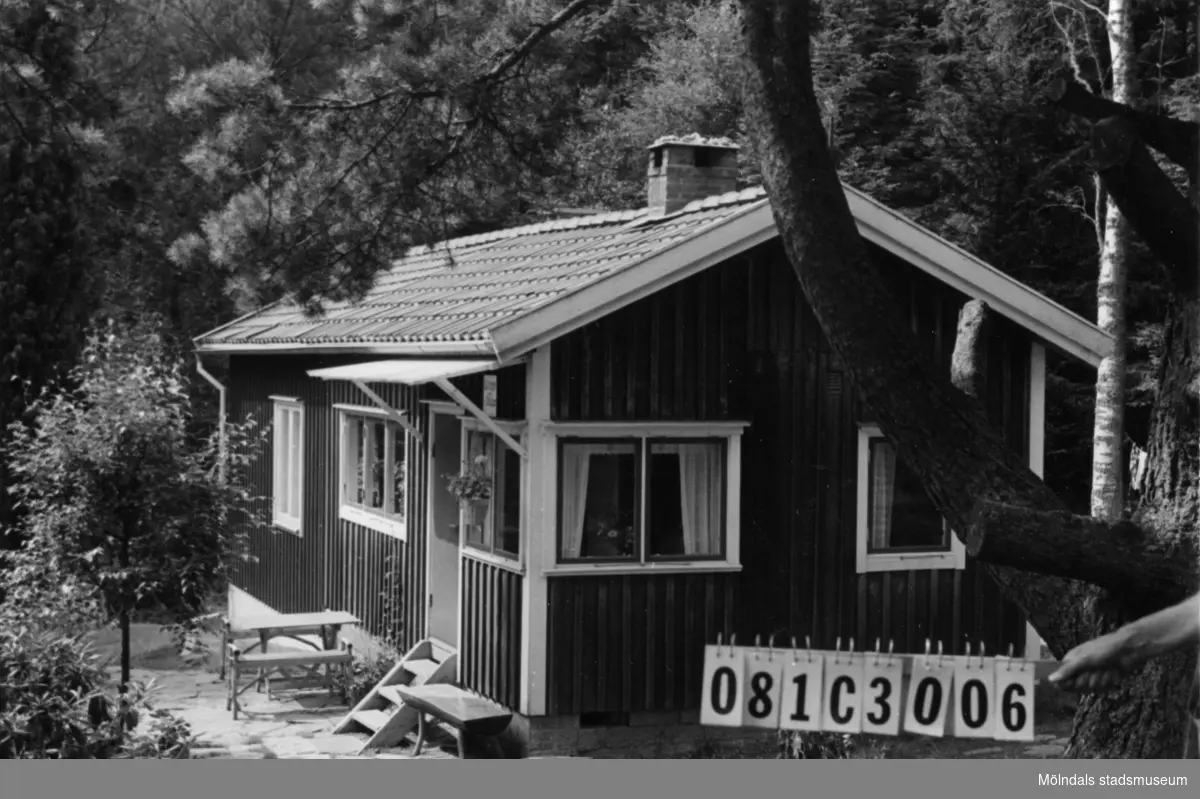 Byggnadsinventering i Lindome 1968. Holmen 1:14.
Hus nr: 081C3006.
Benämning: fritidshus och redskapsbod.
Kvalitet: god.
Material: trä.
Övrigt: lekstuga.
Tillfartsväg: framkomlig.
Renhållning: ej soptömning.