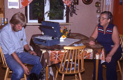 Lantbrevbäraren Mikael Mattsson träffar Anna Greta Jedholt i