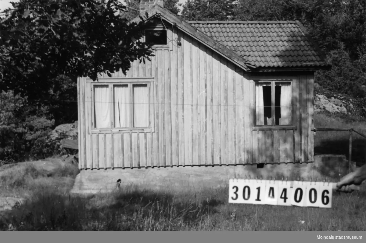 Byggnadsinventering i Lindome 1968. Skåregärde (1:9).
Hus nr: 301A4006.
Benämning: fritidshus och redskapsbod.
Kvalitet, fritidshus: mindre god.
Kvalitet, redskapsbod: dålig.
Material: trä.
Övrigt: syns i sin fulhet vida omkring.
Tillfartsväg: ej framkomlig.