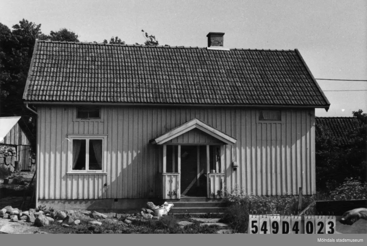 Byggnadsinventering i Lindome 1968. Hällesås 1:25.
Hus nr: 559A1003. 
Benämning: permanent bostad, ladugård och jordkällare.
Kvalitet, bostadshus: god.
Kvalitet, ladugård och jordkällare: mindre god.
Material: trä.
Övrigt: byggnadsplats.
Tillfartsväg: framkomlig.