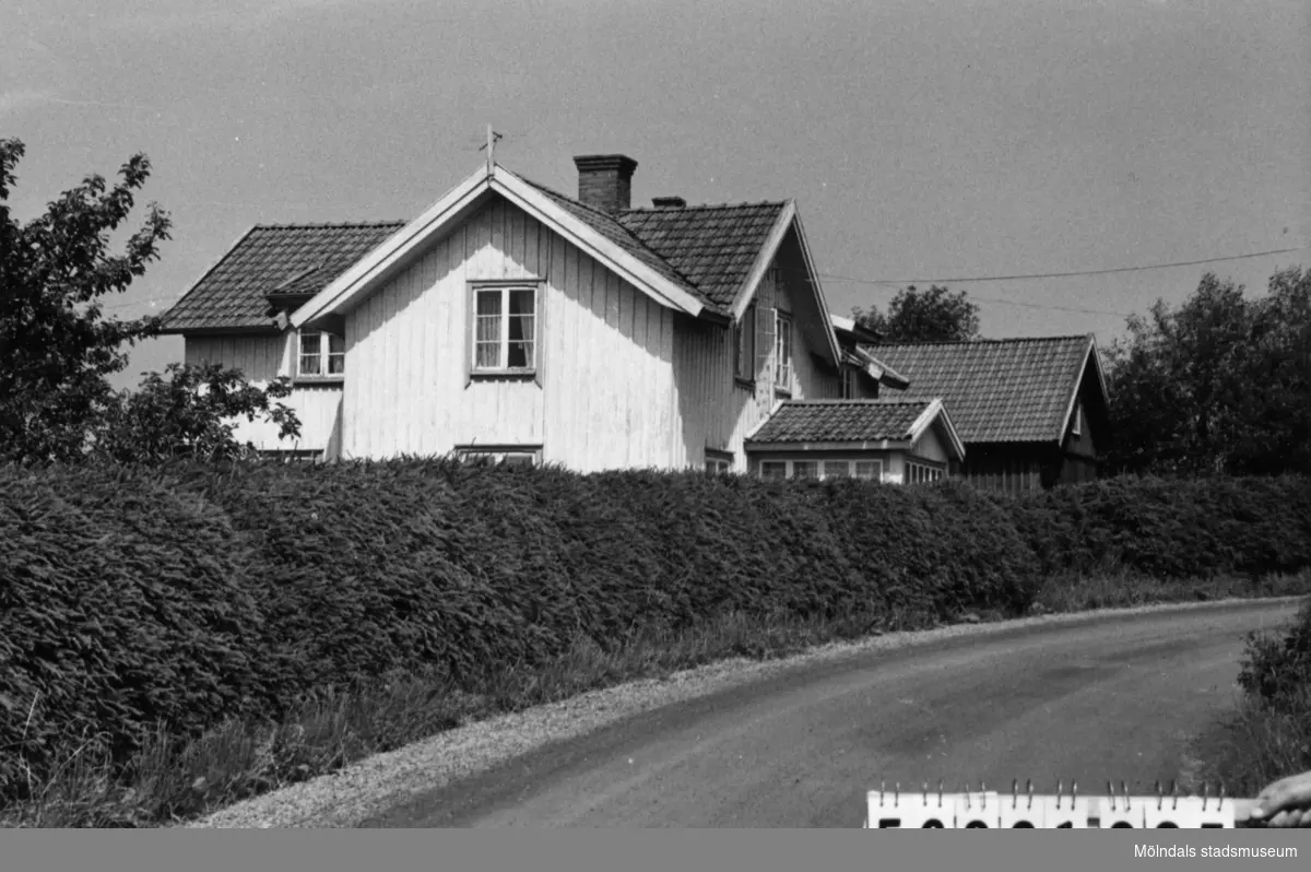 Byggnadsinventering i Lindome 1968. Lindome 3:5.
Hus nr: 569C1005.
Benämning: permanent bostad, ladugård och redskapsbod.
Kvalitet, bostadshus: mindre god.
Kvalitet, övriga: god.
Material: trä.
Tillfartsväg: framkomlig.
Renhållning: soptömning.