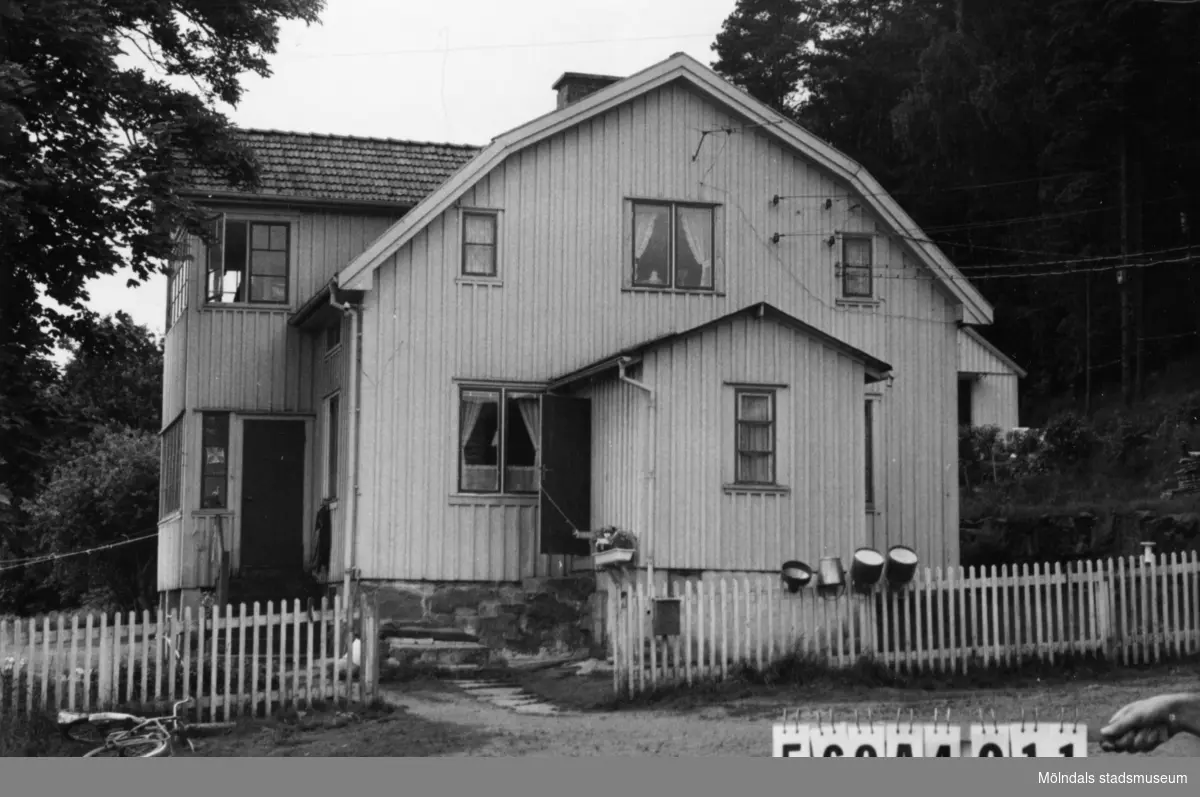 Byggnadsinventering i Lindome 1968. Skäggered 1:4.
Hus nr: 569A4011.
Benämning: permanent bostad, gäststuga, ladugård, tre redskapsbodar och garage.
Kvalitet, bostadshus och gäststuga: god.
Kvalitet, ladugård: mindre god.
Kvalitet, redskapsbod: mindre god, dålig.
Kvalitet, garage: dålig.
Material, ladugård: sten, trä.
Material, garage: pressening.
Material, övriga: trä.
Tillfartsväg: framkomlig.
Renhållning: soptömning.