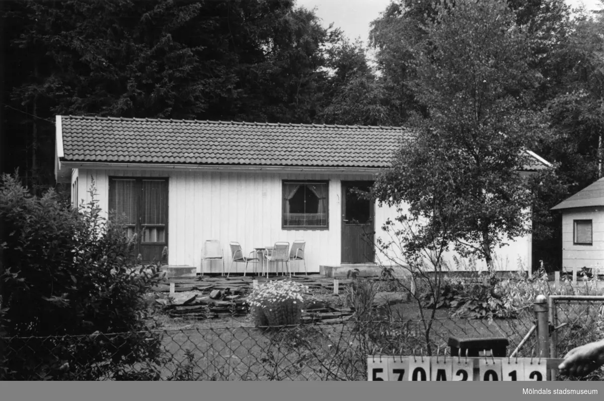 Byggnadsinventering i Lindome 1968. Annestorp 2:93.
Hus nr: 570A3012.
Benämning: permanent bostad och gäststuga.
Kvalitet, bostadshus: mycket god.
Kvalitet, gäststuga: god.
Material, bostadshus: trä.
Material, gäststuga: eternit.
Tillfartsväg: framkomlig.
Renhållning: soptömning.