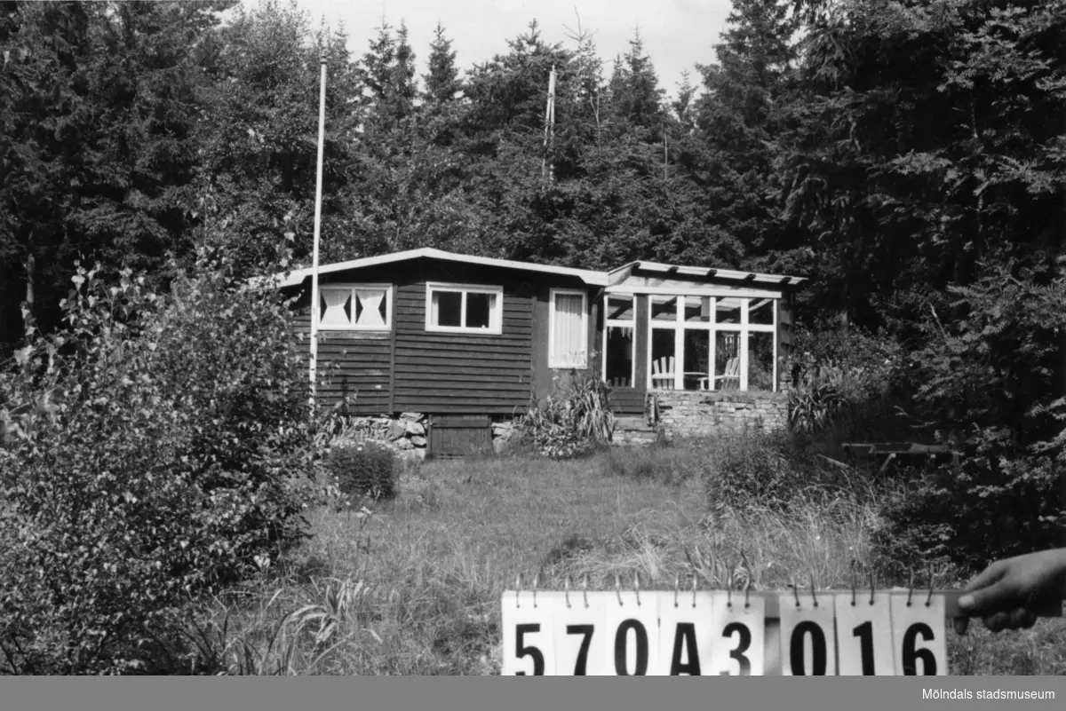 Byggnadsinventering i Lindome 1968. Annestorp 2:140.
Hus nr: 570A3016.
Benämning: fritidshus och redskapsbod.
Kvalitet: god.
Material: trä.
Tillfartsväg: framkomlig.
Renhållning: soptömning.