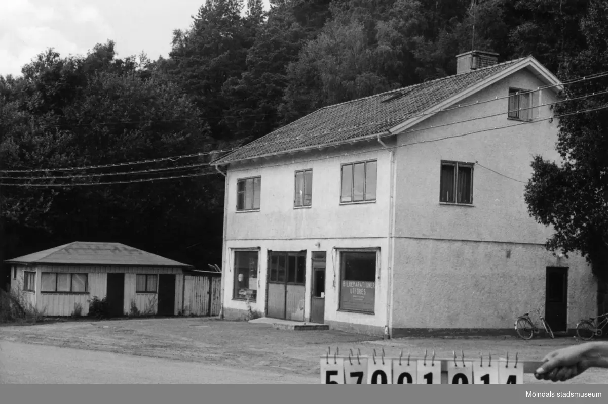 Byggnadsinventering i Lindome 1968. Dvärred 2:18.
Hus nr: 570C1014.
Benämning: permanent bostad och redskapsbod.
Kvalitet, bostadshus: god.
Kvalitet, redskapsbod: mindre god.
Material, bostadshus: sten, puts.
Material, redskapsbod: trä.
Övrigt: bilverkstad och bostad.
Tillfartsväg: framkomlig.
Renhållning: soptömning.