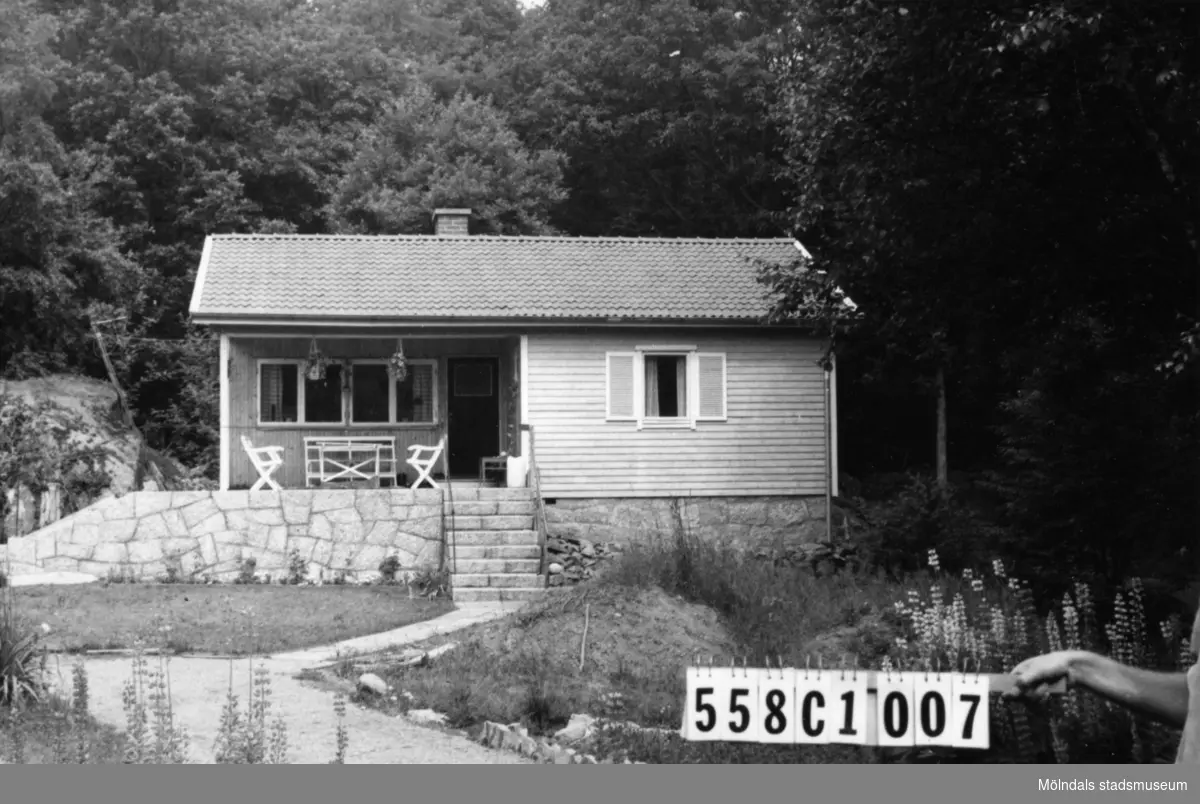 Byggnadsinventering i Lindome 1968. Långås 1:21.
Hus nr: 558C1007.
Benämning: fritidshus och gäststuga med redskapsbod.
Kvalitet: god.
Material: trä.
Övrigt: jordhögar och brädor.
Tillfartsväg: framkomlig.
Renhållning: soptömning.