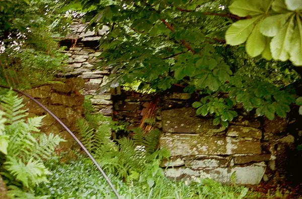 Stengrund. Troligen en gammal smedja.