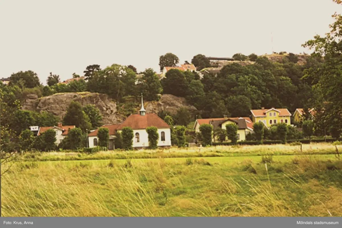 Mölndals Metodistkyrka med bostäder och ängar i förgrunden år 1999. Översikt över stadsdelen Forsåker.