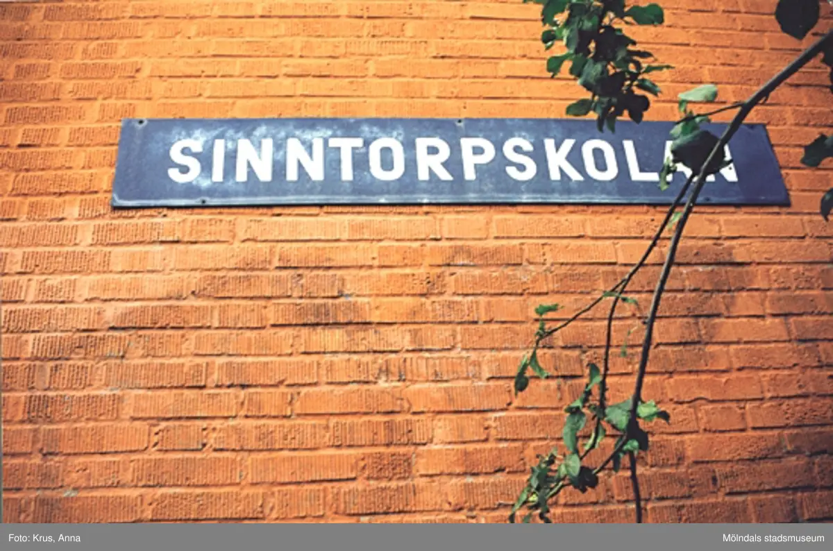 Namnskylt på skolan - Sinntorpskolan.