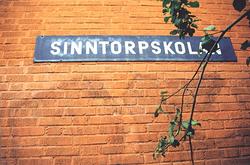 Namnskylt på skolan - Sinntorpskolan.
